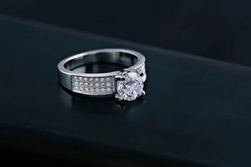 网红铂金戒指,闪耀时尚圈的新宠儿