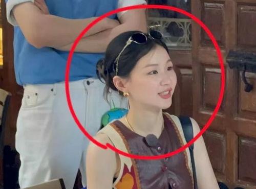 女明星金靖,从喜剧新星到时尚宠儿，她的蜕变之路